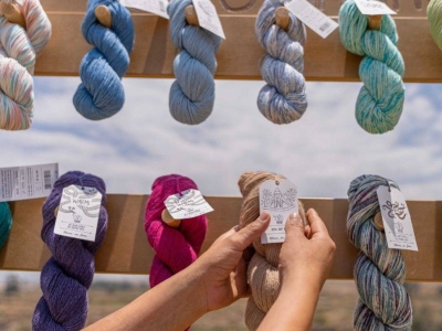 Lanaterapia: cómo tejer con alpaca y merino transforma tu bienestar.
